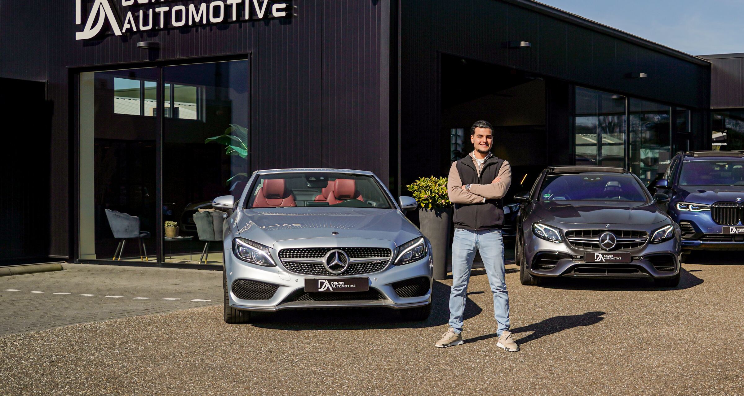 Dennis voor het pand van Dennis Automotive in Epe