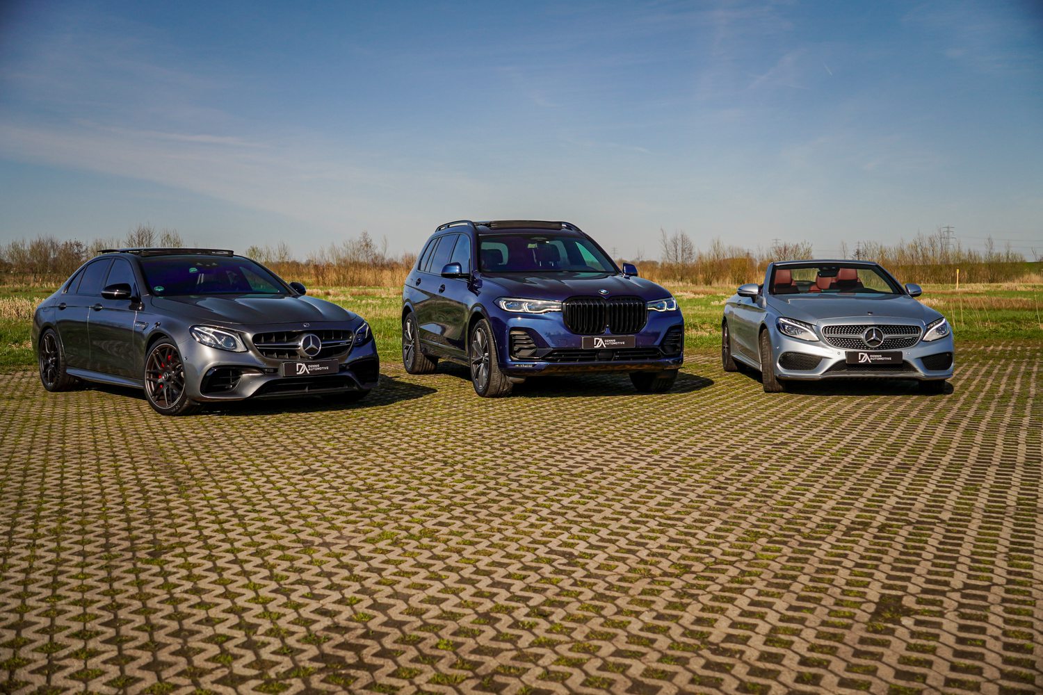 Drie auto's van Dennis Automotive naast elkaar