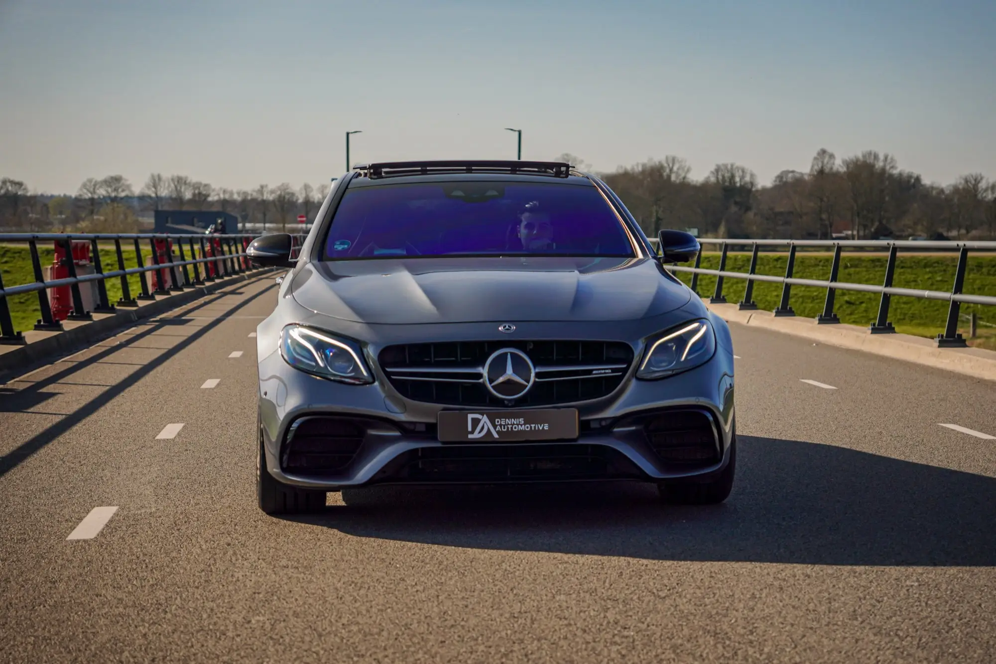 Het pand van Dennis Automotive aan de Dijkhuizerweg in Epe
