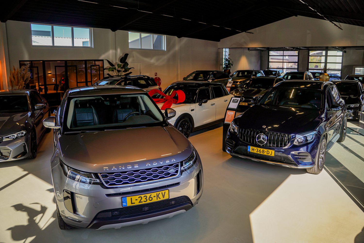 Showroom met auto's