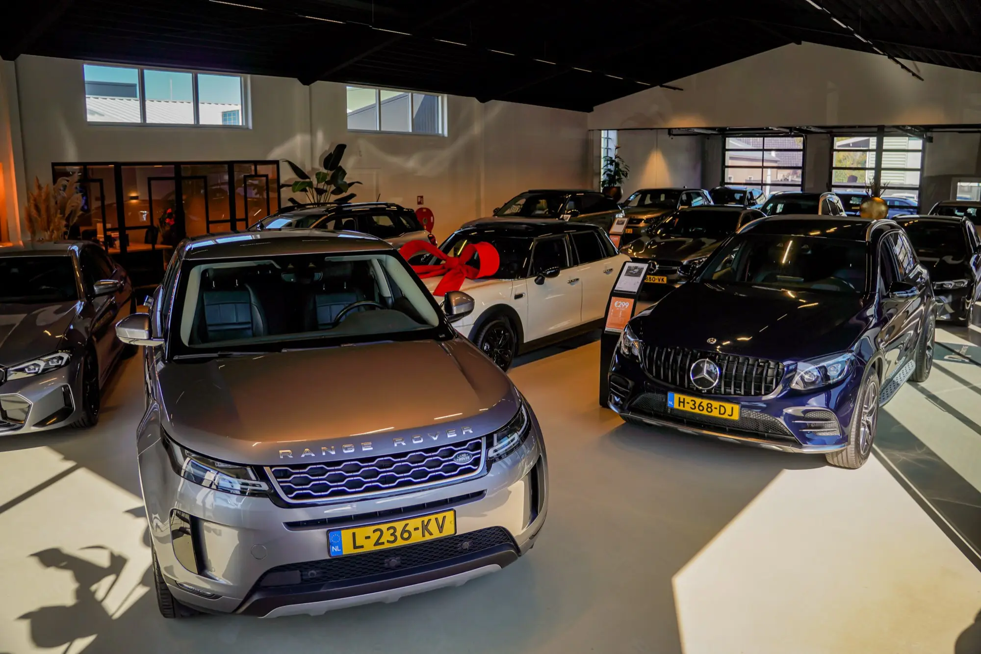 Showroom met auto's